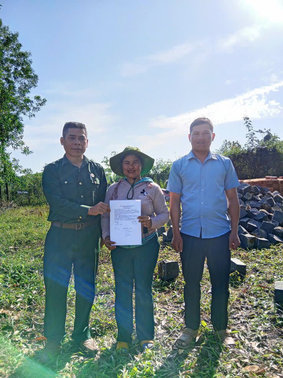 CỰU CHIẾN BINH HIẾN ĐẤT GIÚP NGƯỜI NGHÈO XÂY NHÀ HÀNH ĐỘNG NHÂN VĂN, NGHĨA TÌNH CỦA NGƯỜI LÍNH CỤ HỒ